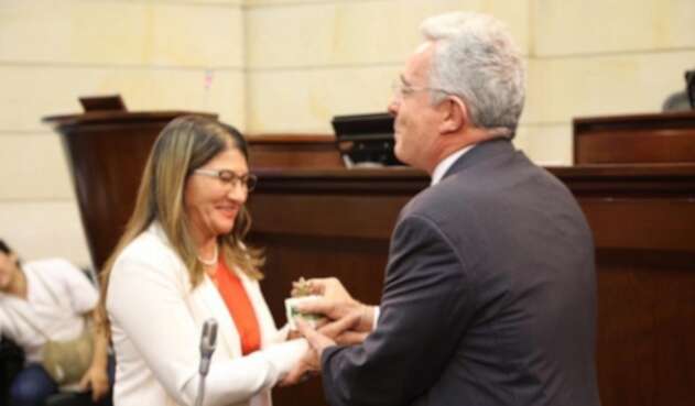 Álvaro Uribe y Criselda Lobo