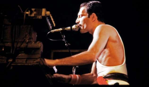 Freddie Mercury durante un concierto con Queen, el 18 de septiembre de 1984 en el Estadio Palais Omnisports de Paris-Bercy, en París (Francia)