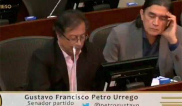 Imagen del trino de Gustavo Petro que encontró respuesta en la cuenta de la Fiscalía General de la Nación en esa misma red social