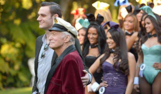 Hugh Hefner y Cooper Hefner en una fiesta de Playboy