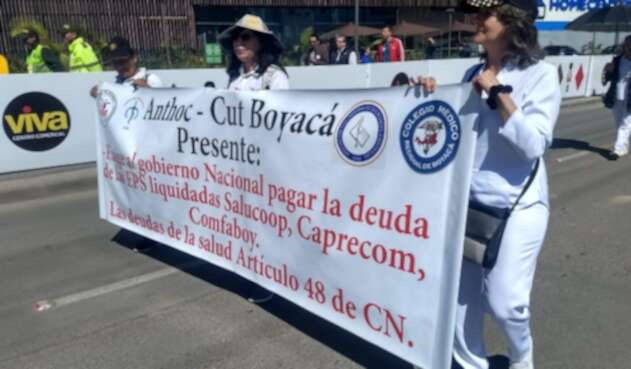 Médicos, especialistas, trabajadores y enfermeras piden que les paguen sus salarios.