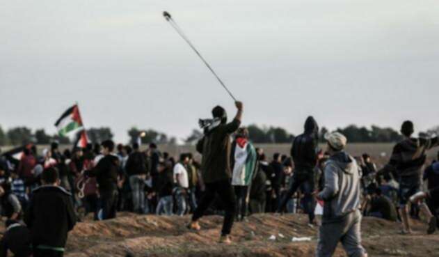 Palestinos lanzan piedras a las fuerzas israelíes