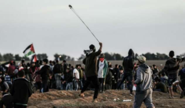 Palestinos lanzan piedras a las fuerzas israelíes
