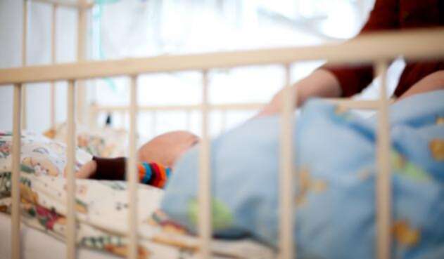 Niño internado en un hospital