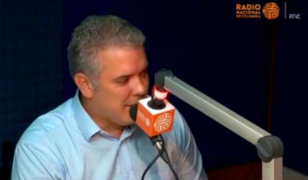 Iván Duque, cuando fue candidato, en la cabina de la Radio Nacional de Colombia