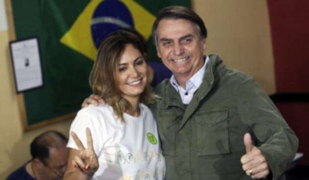 Jair Bolsonaro posa junto a su esposa Michelle Bolsonaro