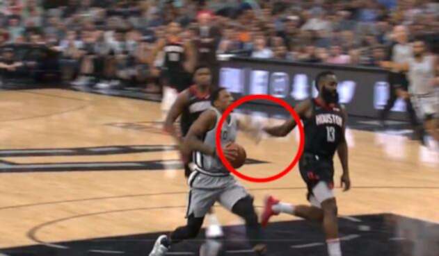 James Harden al momento de robarle el balón a DeMar DeRozan