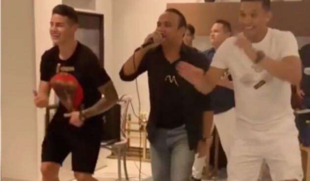 James y Teo bailando