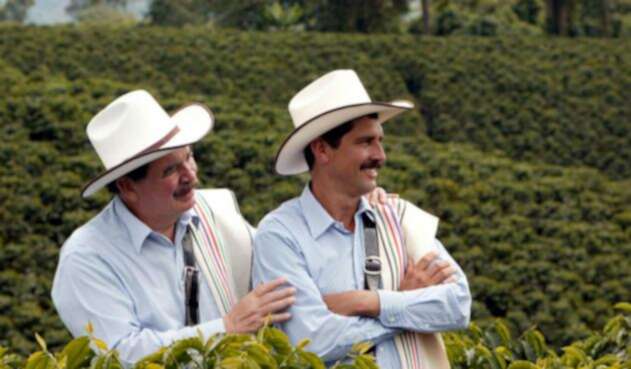 A la izquierda Carlos Sánchez, Juan Valdez desde 1969 hasta el 29 de junio de 2006. A la derecha, Carlos Castañeda, el actual Juan Valdez A la izquierda Carlos Sánchez, Juan Valdez desde 1969 hasta el 29 de junio de 2006. A la derecha, Carlos Castañeda, el actual Juan Valdez
