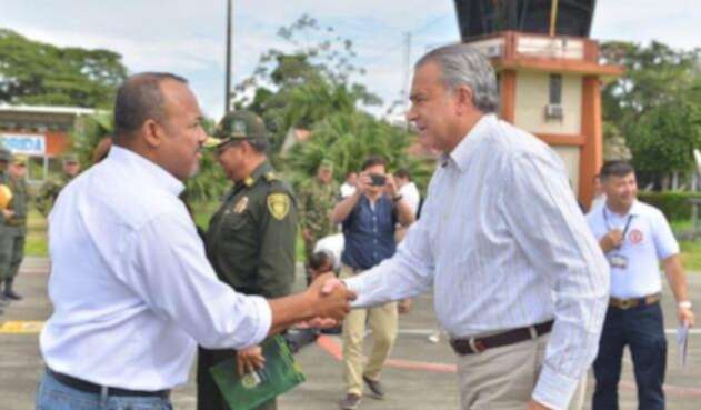 Julio Cesar Rivera, alcalde de Tumaco (izq.), con el general (r.) Óscar Naranjo