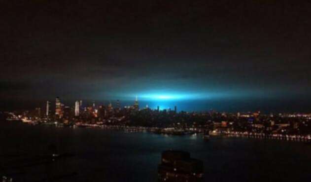 Luces azules en el cielo de Nueva York desatan especulaciones