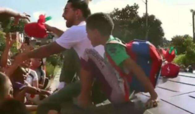 Maluma repartiendo regalos Maluma repartiendo regalos