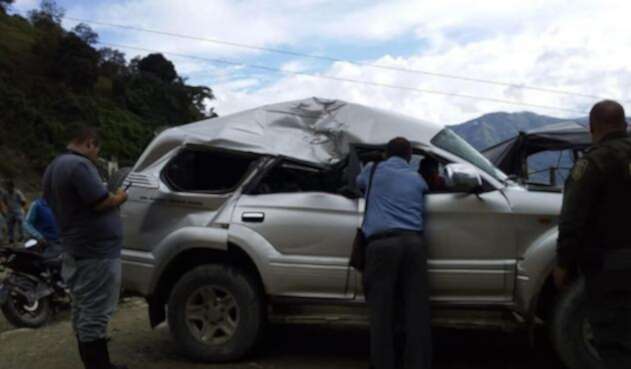 Piedra cayó encima del vehículo del alcalde de Marmato en Caldas