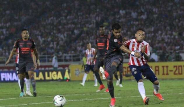 Atlético Júnior y Medellín en el partido de ida de la final de la Liga Águila, el 8 de diciembre en Barranquilla