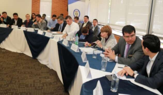 Mesa de reunión del salario mínimo.