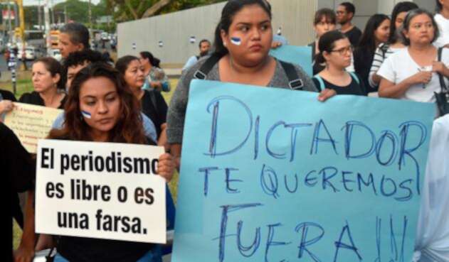 Estudiantes y periodistas protestando en memoria de Ángel Gaona, asesinado el 21 de abril de 2018. La protesta tuvo lugar el 26 de abril en la Universidad Centroamericana de Managua