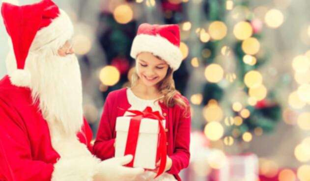 Niña recibe un regalo de Santa Claus