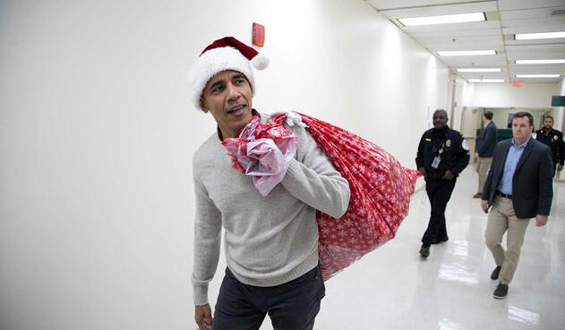 Esta no es la primera vez que Obama lleva regalos a niños enfermos.