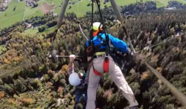 Un hombre así vivió el parapente sin arnés.