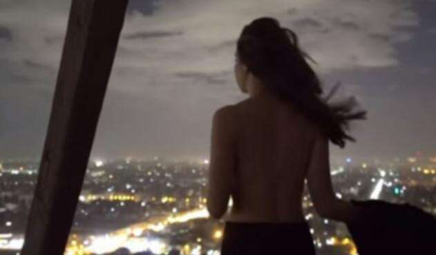Pareja se desnuda en pirámide de Egipto