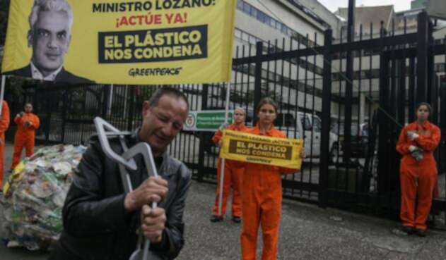 Reclamo al ministro de Ambiente, Ricardo Lozano.