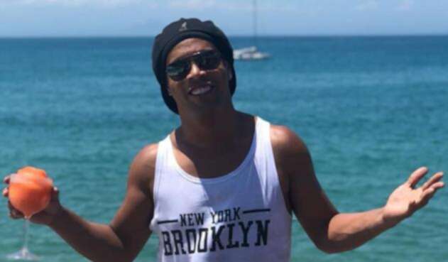 Ronaldinho disfrutando de la playa