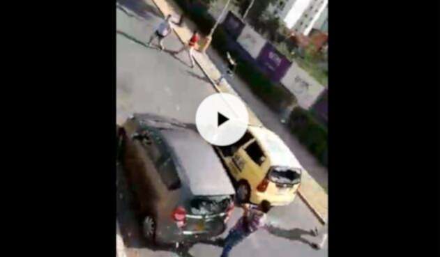 Taxista en Bucaramanga destruyendo un vehículo particular tras señalarlo de pertenecer a Uber