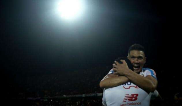 Teo Gutiérrez celebrando octava estrella de Junior Teo Gutiérrez celebrando octava estrella de Junior