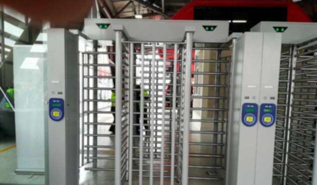 Puerta anticolados para Transmilenio Puerta anticolados para Transmilenio