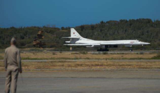 Uno de los bombarderos estratégicos Tu-160 de Rusia en el aeropuerto de Maiquetía, en Caracas (Venezuela)