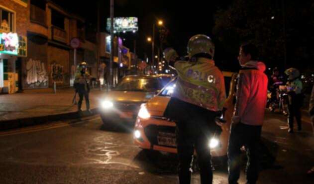 Un vehículo particular al costado de un taxi y con presencia de la Policía, en Bogotá