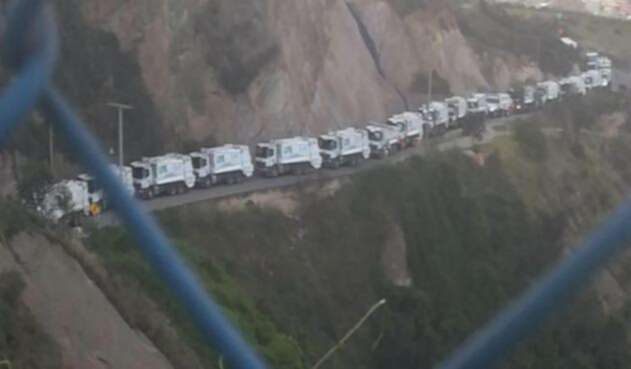 Fila kilométrica a la entrada del Relleno Doña Juana