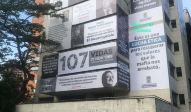 Edificio Mónaco cubierto con mensajes alusivos a las víctimas de Pablo Escobar