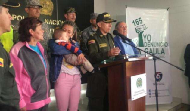 El Ministro de Defensa Guillermo Botero junto a Ángel Smith Ortega y su familia. El Ministro de Defensa Guillermo Botero junto a Ángel Smith Ortega y su familia.