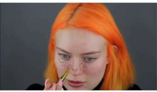 La youtuber que se tatuó pecas y está en líos.