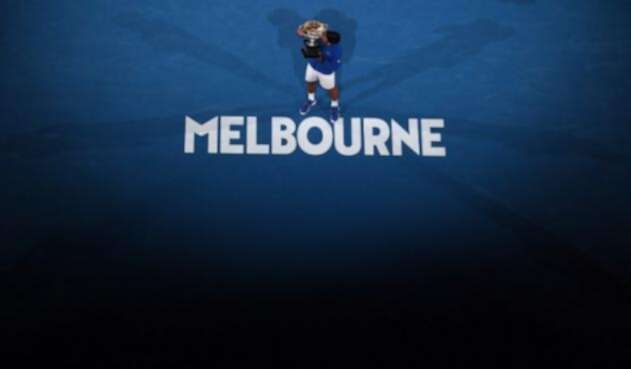 Novak Djokovic levantando el trofeo del Abierto de Australia 2019 Novak Djokovic levantando el trofeo del Abierto de Australia 2019