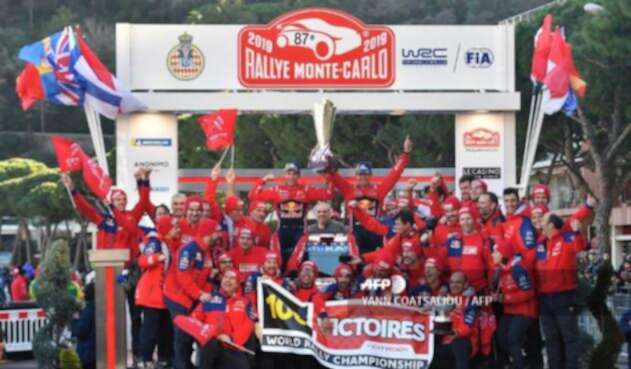 Sébastien Ogier y su equipo celebrando el título de Montecarlo Sébastien Ogier y su equipo celebrando el título de Montecarlo
