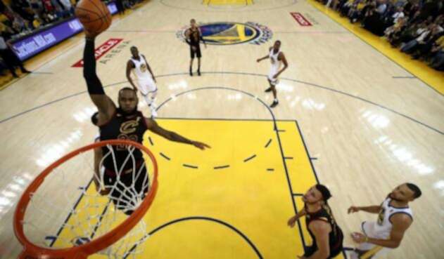 Lebron James ejecutando un clavado con los Cleveland Cavaliers