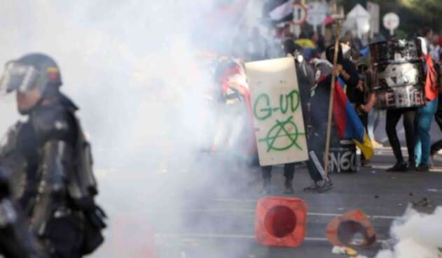 Protestas de estudiantes con Esmad. PROTESTAS ESTUDIANTES PARO POLICIA ESMAD