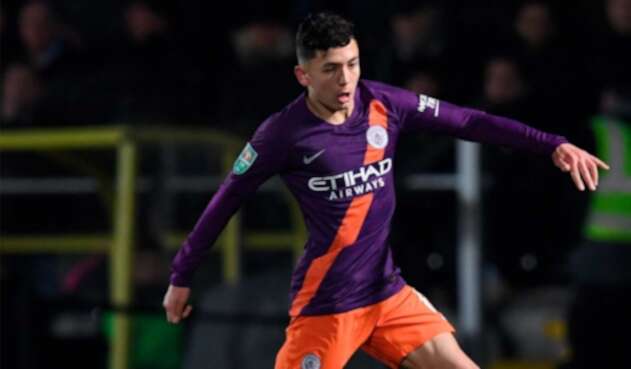 Ian Carlo Poveda en uno de sus primeros toques de balón en el partido de Manchester City ante Burton Albion