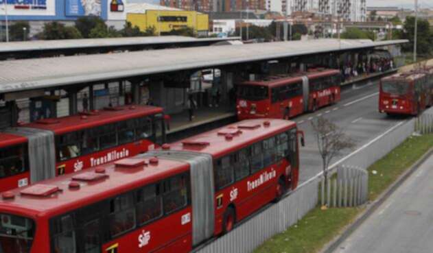 TRANSMILENIO PORTALES PASAJEROS CONTAMINACION BUSES