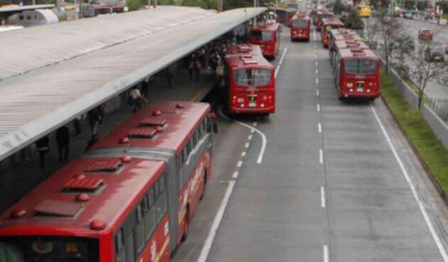 TRANSMILENIO PORTALES PASAJEROS CONTAMINACION BUSES