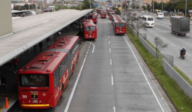 TRANSMILENIO PORTALES PASAJEROS CONTAMINACION BUSES