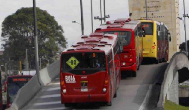 TRANSMILENIO PORTALES PASAJEROS CONTAMINACION BUSES