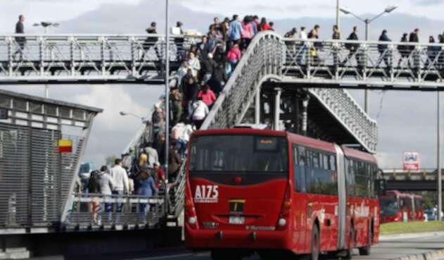 Buses de transmilenio TRANSMILENIO PORTALES PASAJEROS CONTAMINACION BUSES