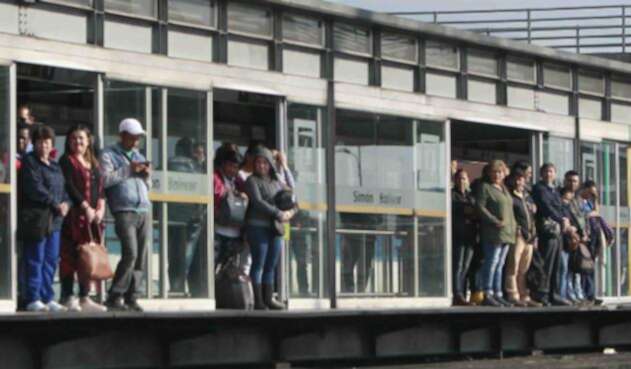 TRANSMILENIO PORTALES PASAJEROS CONTAMINACION BUSES