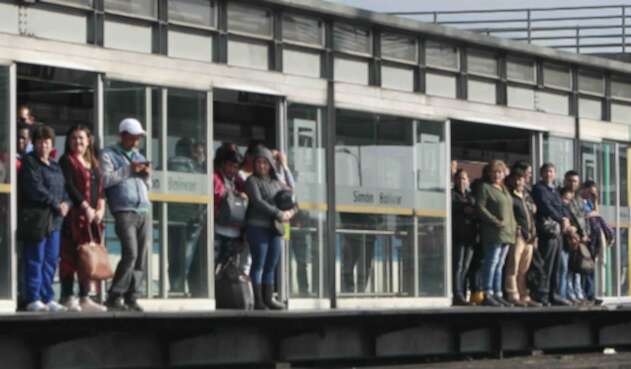 TRANSMILENIO PORTALES PASAJEROS CONTAMINACION BUSES