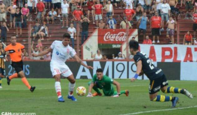 Andrés Felipe Roa en un gol para Huracán Andrés Felipe Roa en un gol para Huracán