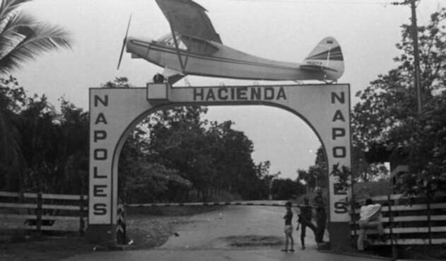 Avioneta de la entrada de la Hacienda Nápoles