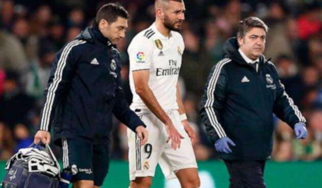 Karim Benzema sale del campo por una lesión en su dedo